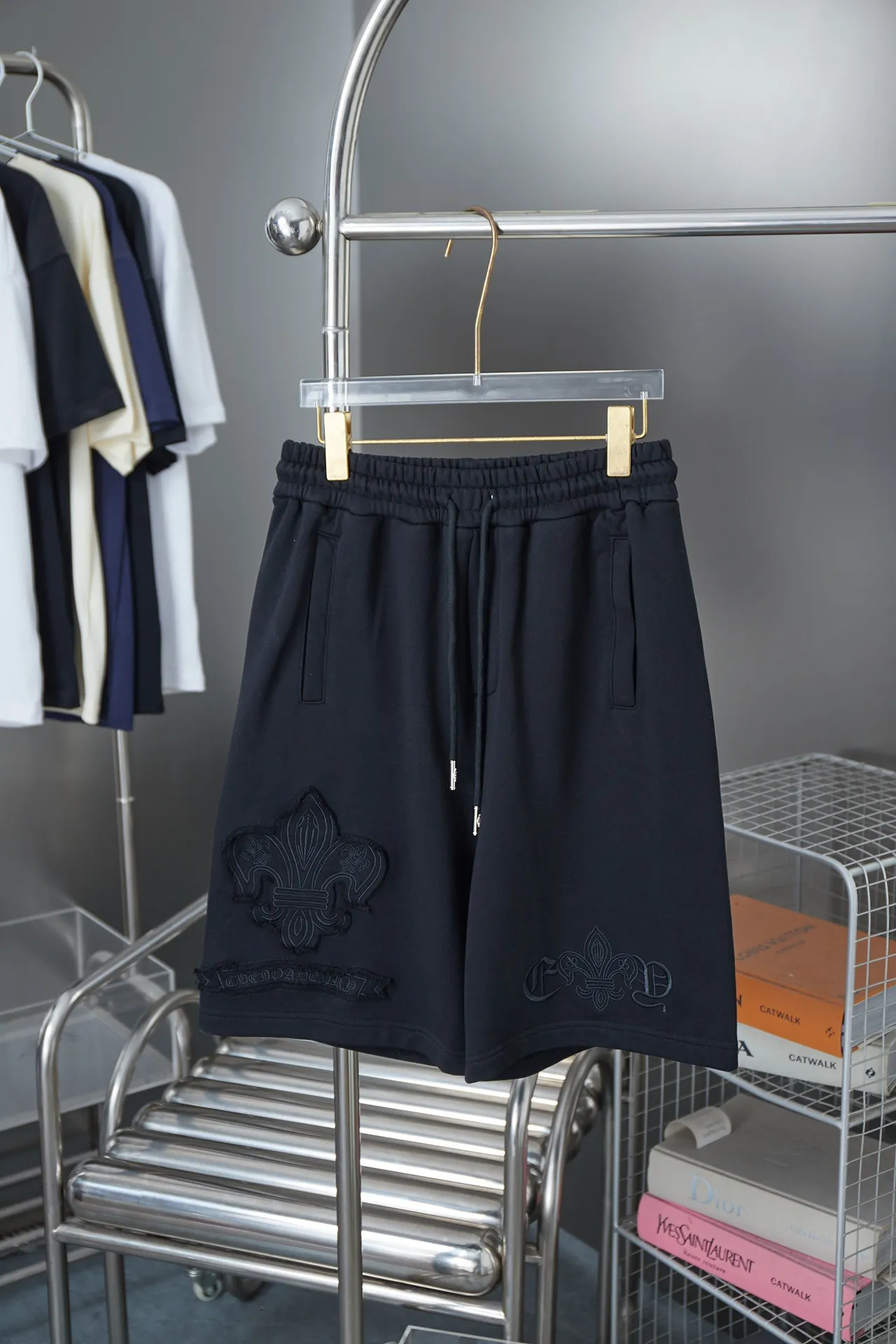 🅿️210 Ch*ome Hearte 2025ss new shorts Honbu patch cross embroidered shorts light luxury essential item for daily commuting for men and women Correct version Welcome to compare Detailed features · Made of 380g pure cotton health cloth fabric · Imported Tajima machine embroidery Honbu patch cross letters · Open mold to customize the original logo engraved hanging clock · Loose waist trousers · Double-needle sewing across seams · Original main mark, washed tag, moisture-proof paper packaging Color: Black/White Size: S M L XL